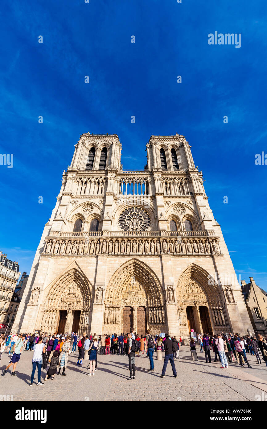 France, Paris, ÃŽle de la CitÃ©, Notre-Dame Cathedral, CathÃ©drale Notre-Dame de Paris, facade, forecourt, people Stock Photo