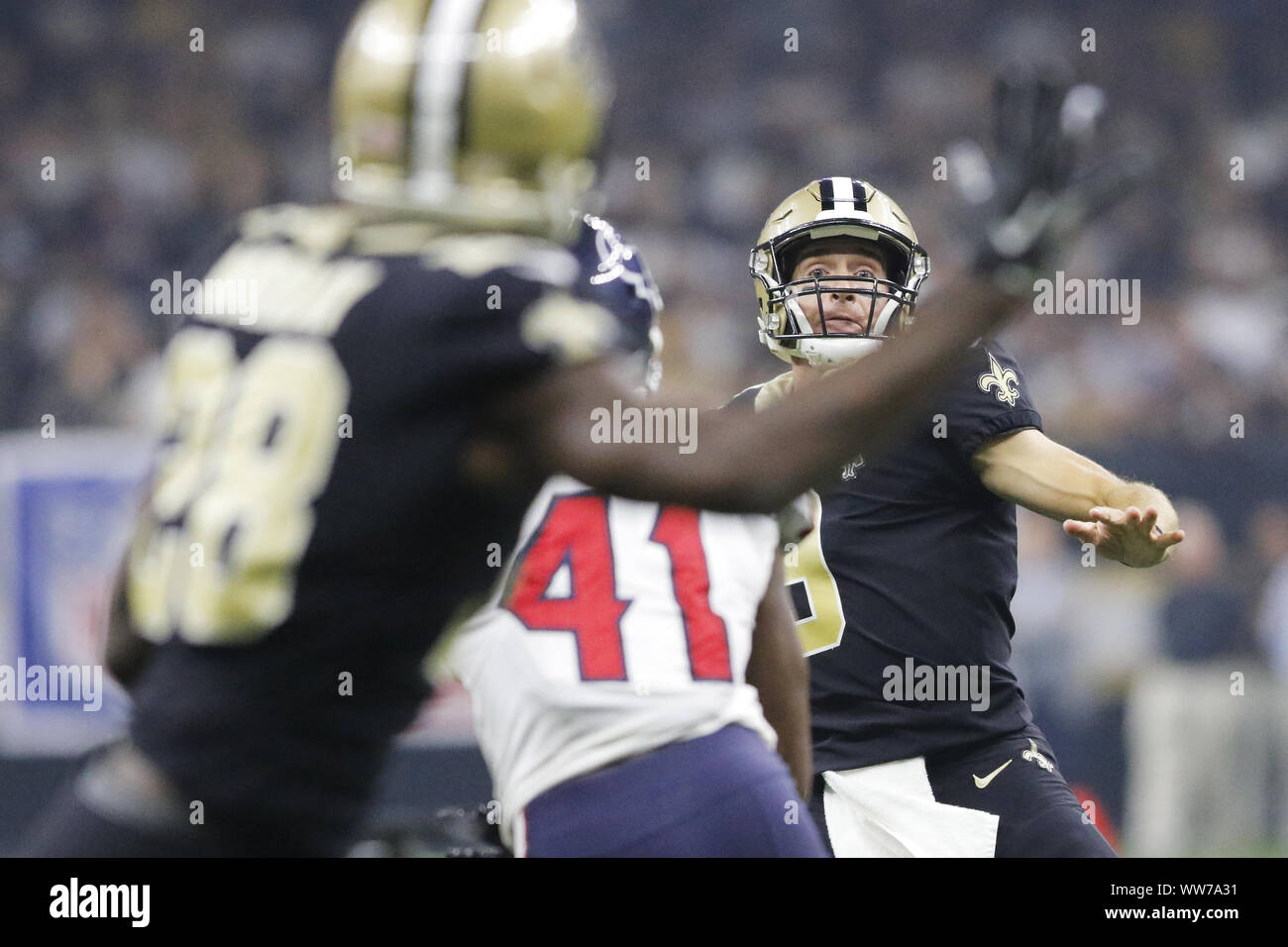 New Orleans, LOUISIANA, USA. 9th Sep, 2019. (left to right) New Orleans Saints running back Latavius Murray looks past Houston Texans inside linebacker Zach Cunningham to receive a pass from New Orleans Saints quarterback Drew Brees in New Orleans, Louisiana USA on September 9, 2019. The Saints beat the Texans 30-28. Credit: Dan Anderson/ZUMA Wire/Alamy Live News Stock Photo