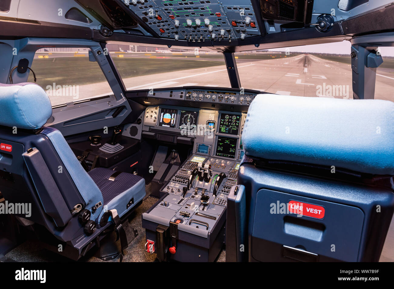 Pilot in cockpit flight simulator hi-res stock photography and images