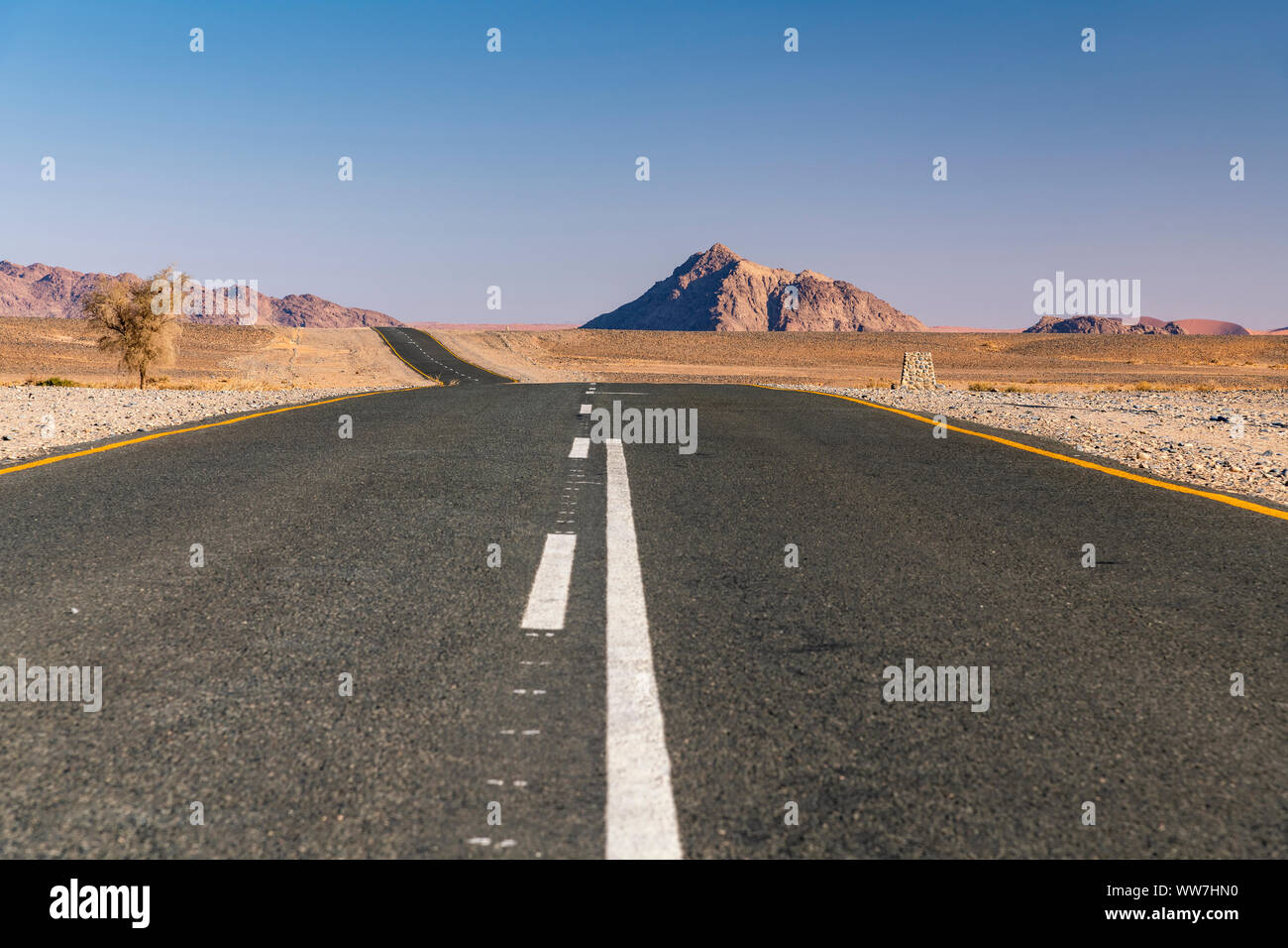 Paved road, Namib-Naukluft National Park, Sesriem, Namibia Stock Photo