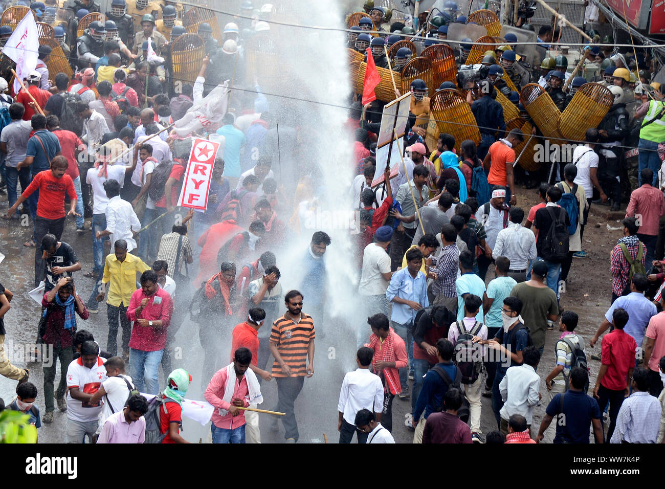 Kolkata, India. 13th Sep, 2019. Police use water canon during Left parties youth and student activist take part in Singur to Nanabbana rally demanding jobs opportunity. (Photo by Saikat Paul/Pacific Press) Credit: Pacific Press Agency/Alamy Live News Stock Photo