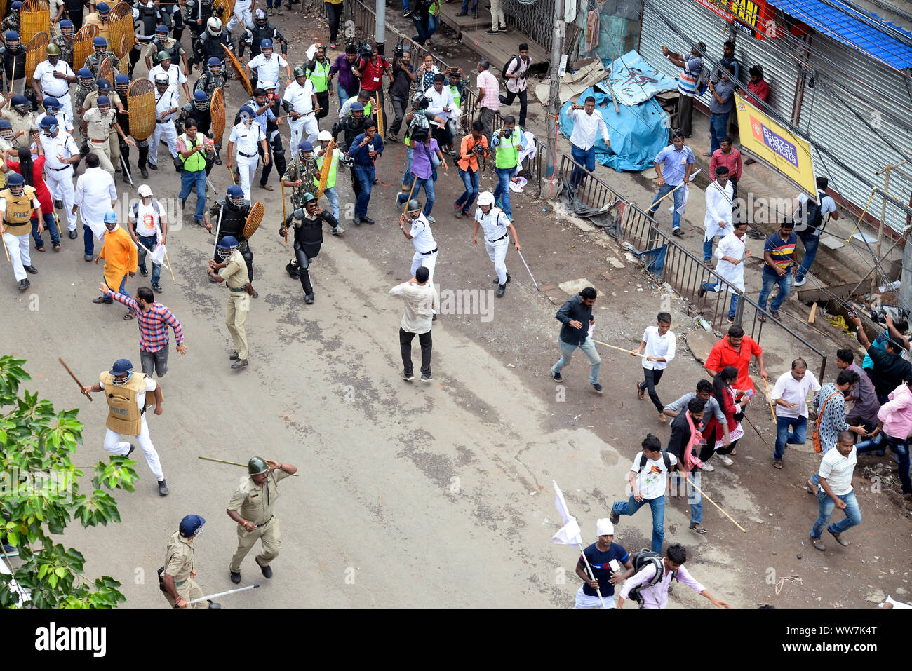 Kolkata, India. 13th Sep, 2019. Police charge baton during Left parties youth and student activist take part in Singur to Nanabbana rally demanding jobs opportunity. (Photo by Saikat Paul/Pacific Press) Credit: Pacific Press Agency/Alamy Live News Stock Photo