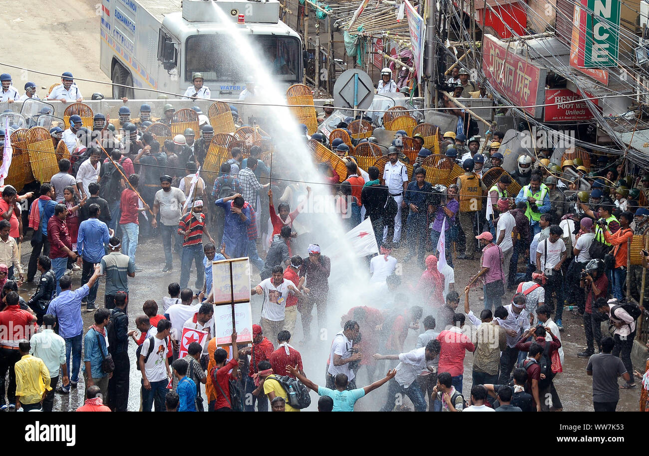 Kolkata, India. 13th Sep, 2019. Police use water canon during Left parties youth and student activist take part in Singur to Nanabbana rally demanding jobs opportunity. (Photo by Saikat Paul/Pacific Press) Credit: Pacific Press Agency/Alamy Live News Stock Photo