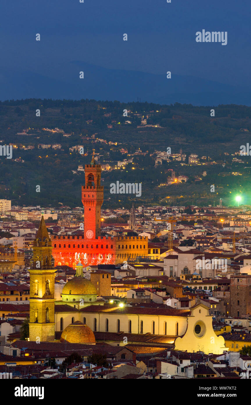 Italy, Florence, city view, night photography, Palazzo Vecchio, in the foreground the Basilica di Santa Maria del Santo Spirito Stock Photo