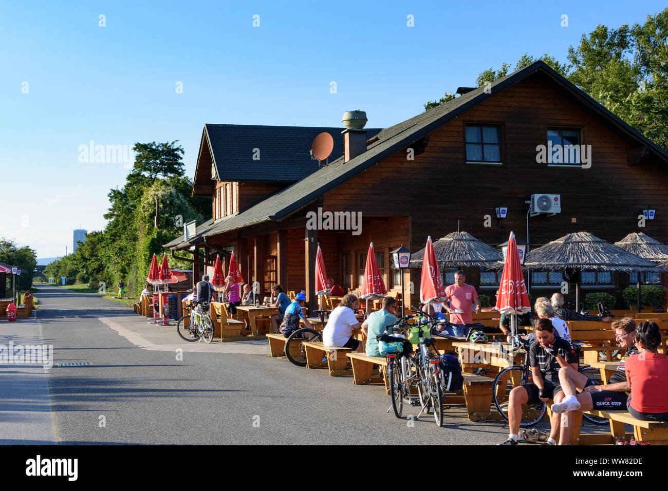 Wien, Vienna: restaurant Toni's Inselgrill, outdoor tables, cyclists, Austria, Wien, 22. Donaustadt Stock Photo