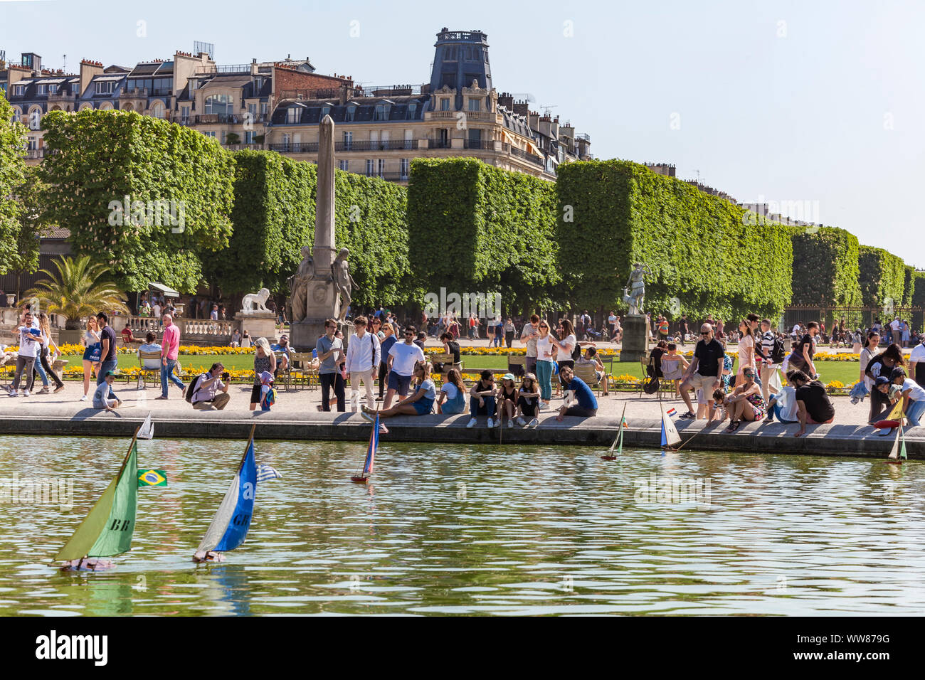 France, Paris, Jardin du Luxembourg, park, pond, children with model sailboats Stock Photo