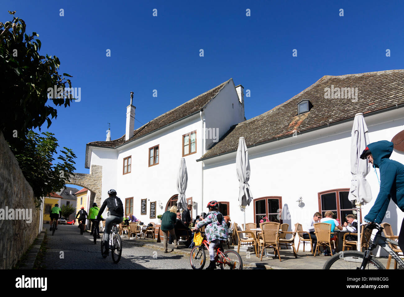 Rust, restaurant 'Zum alten Stadttor', citygate, cyclist at Neusiedler See (Lake Neusiedl), Burgenland, Austria Stock Photo