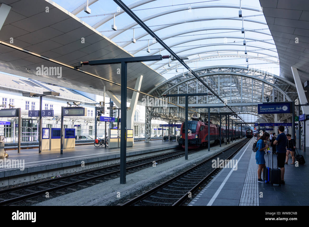 Salzburg, railway main station Salzburg Hauptbahnhof, train Railjet, Flachgau, Salzburg, Austria Stock Photo