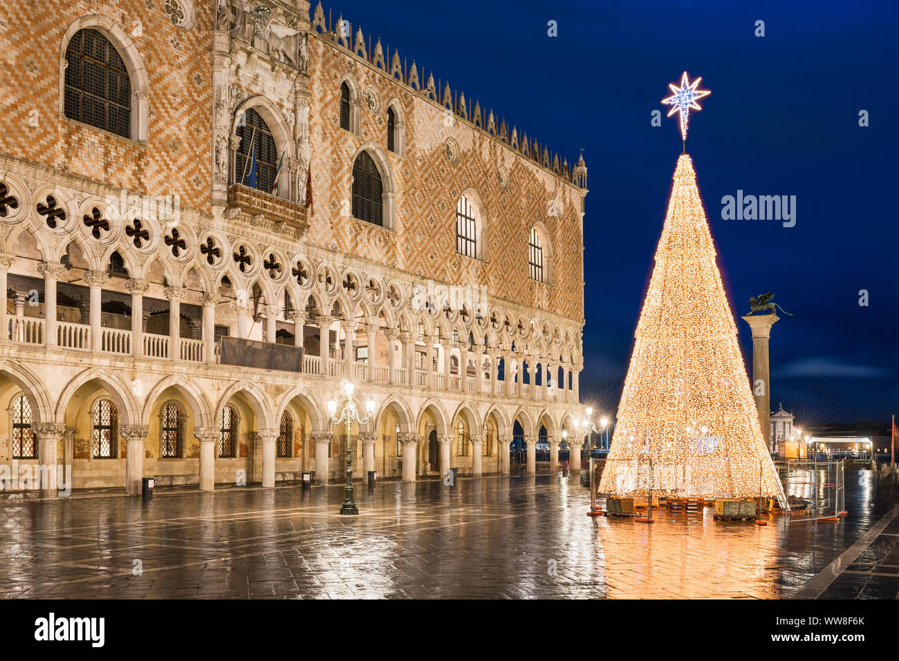 Christmas decorations at the San Marco square in Venice, Italy Stock Photo Alamy