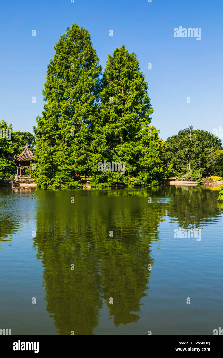 England, Surrey, Guildford, Wisley, The Royal Horticultural Society Garden, Seven Acres Pond and The Japanese Pagoda Stock Photo