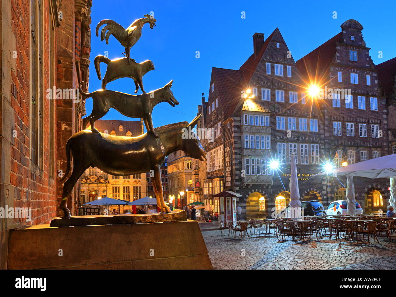 Sculpture group Bremer Stadtmusikanten am Rathaus, Bremen, State of Bremen, Northern Germany, Germany Stock Photo