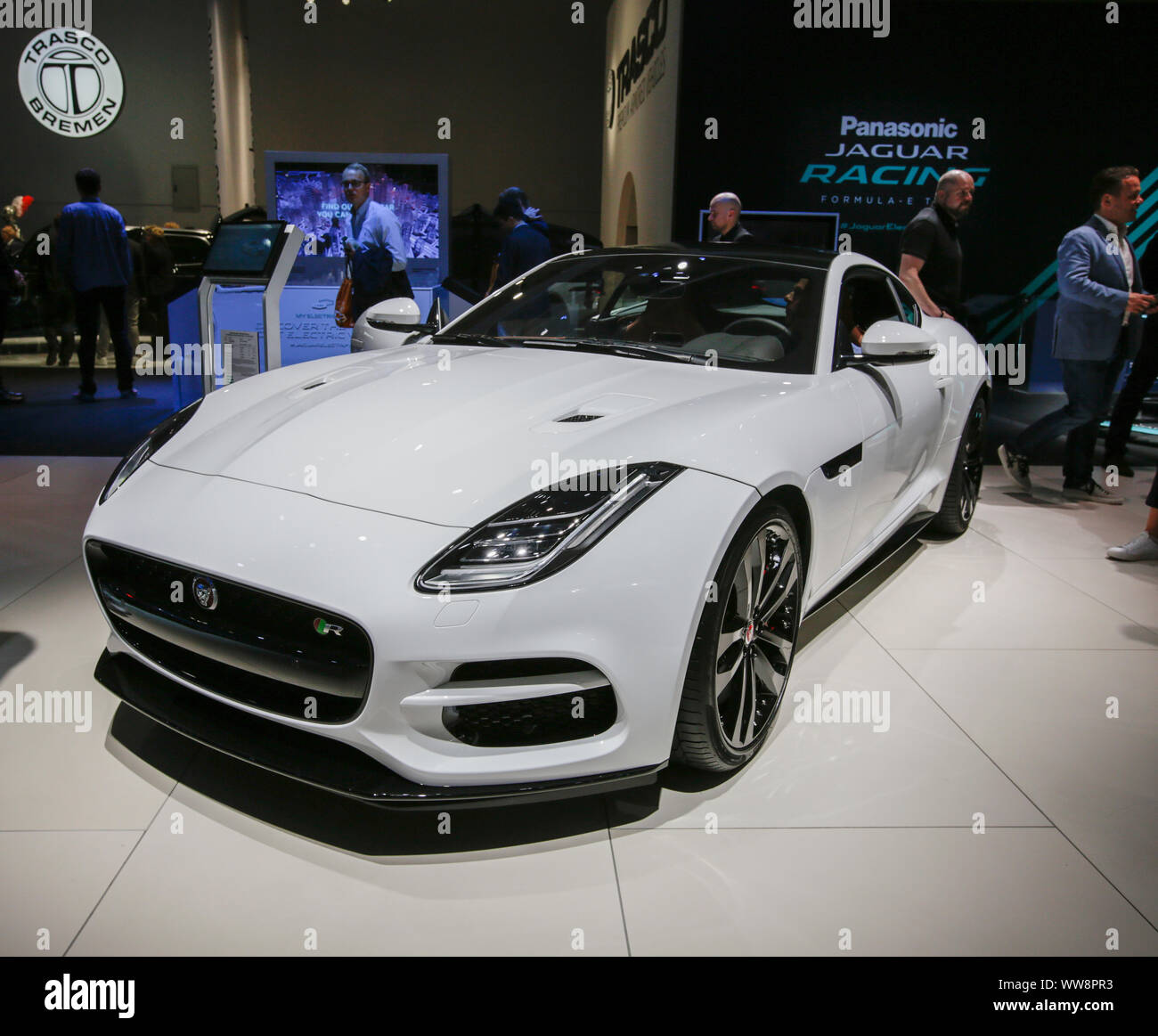 Jaguar f type r auto hi-res stock photography and images - Alamy