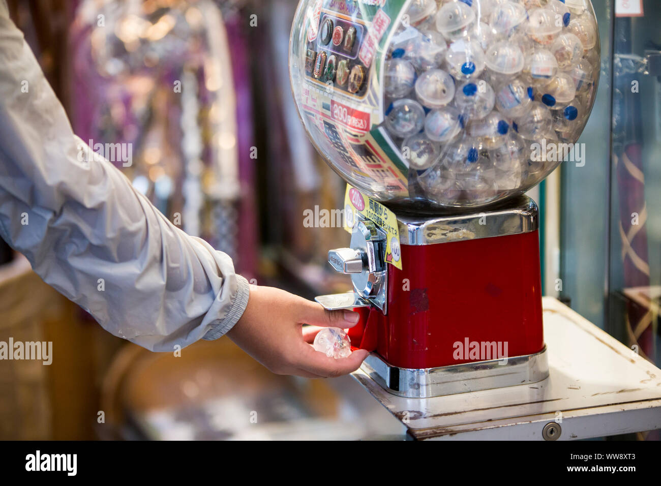 https://c8.alamy.com/comp/WW8XT3/gashapon-japanese-toy-vending-machine-dispenser-of-children-toy-in-an-plastic-egg-WW8XT3.jpg