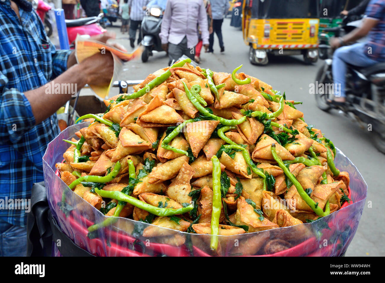 Seller of samosa from the cart on crowded streets of Hyderabad old city in the Andhra Pradesh state Stock Photo