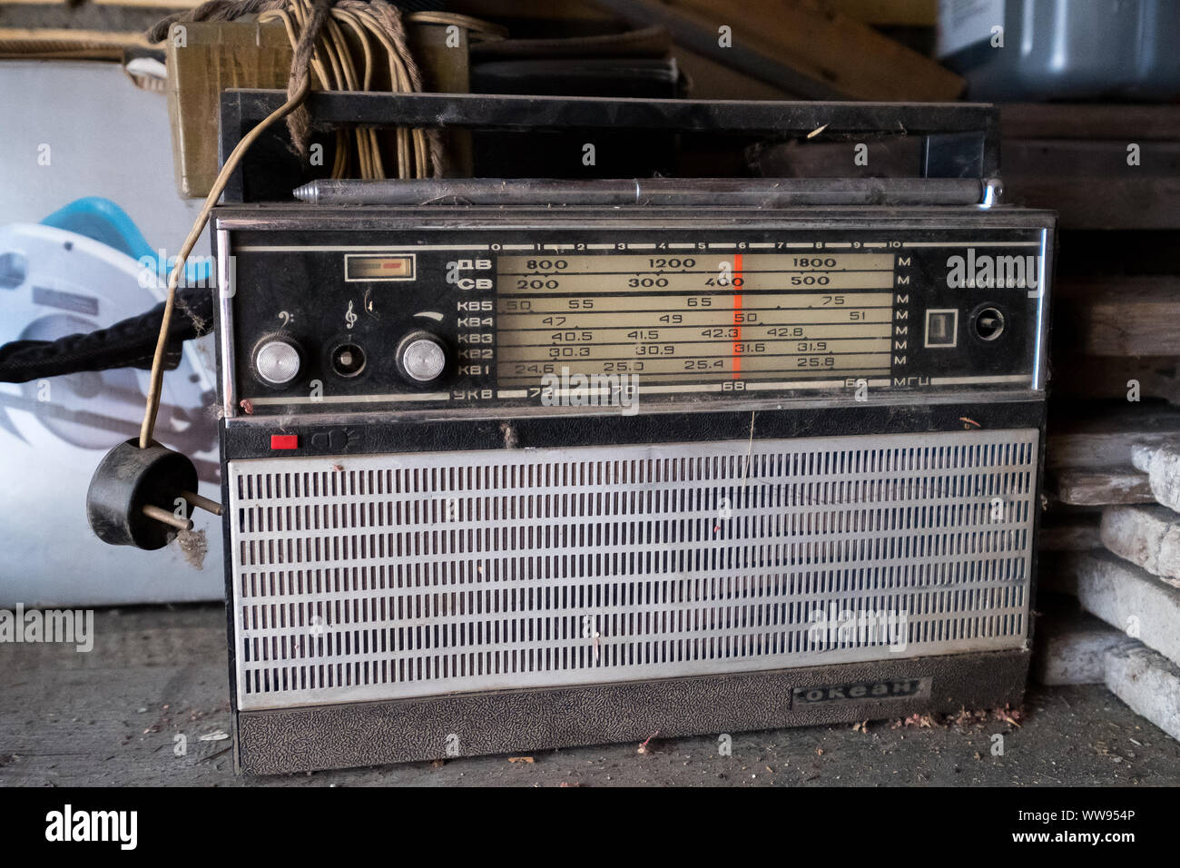 Old radio receiver in the garage. Dust box with radio on the shelf.  Outdated Stock Photo - Alamy