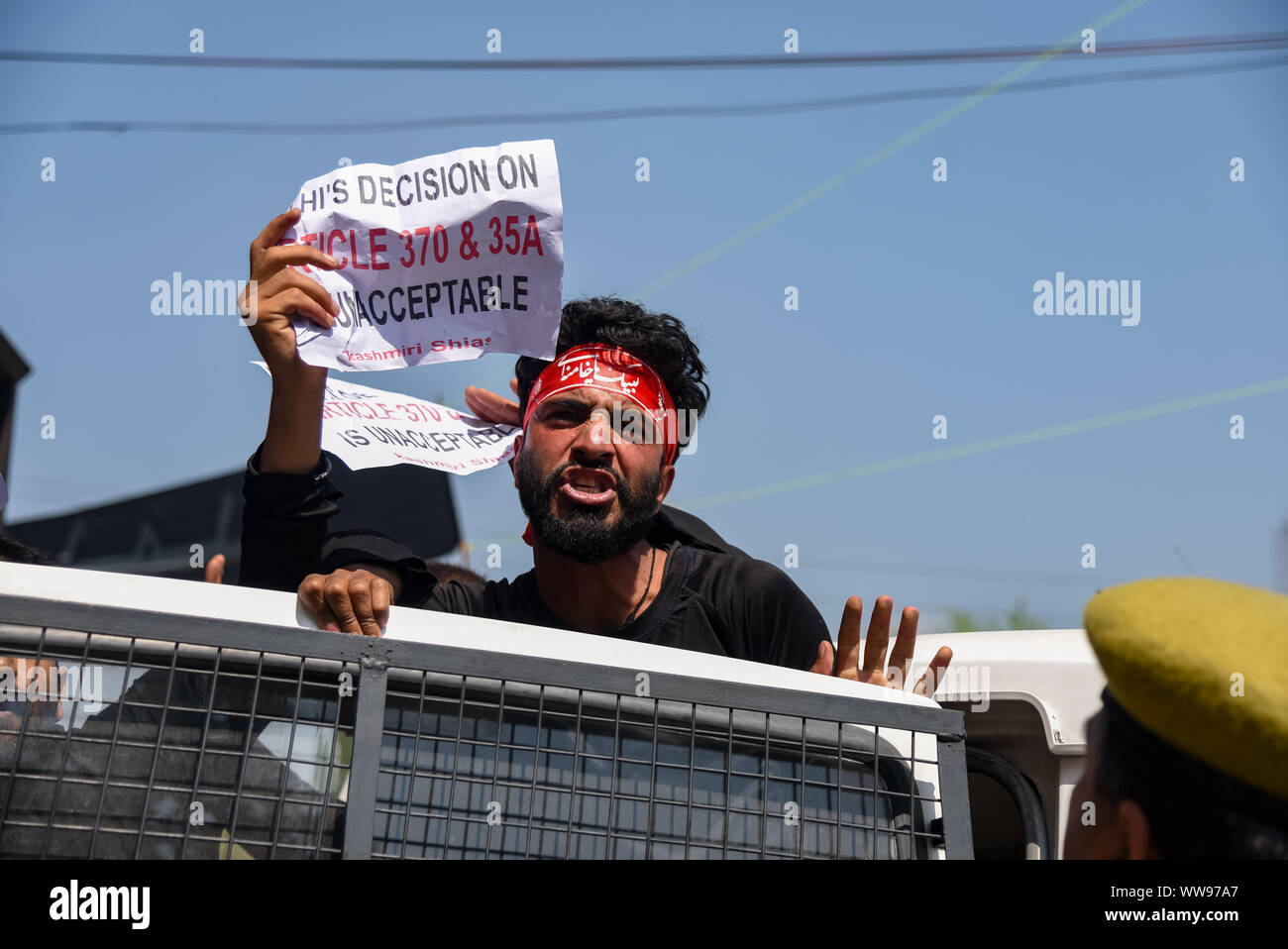 Kashmiri Shia Muslim mourners shout pro freedom and religious slogans ...
