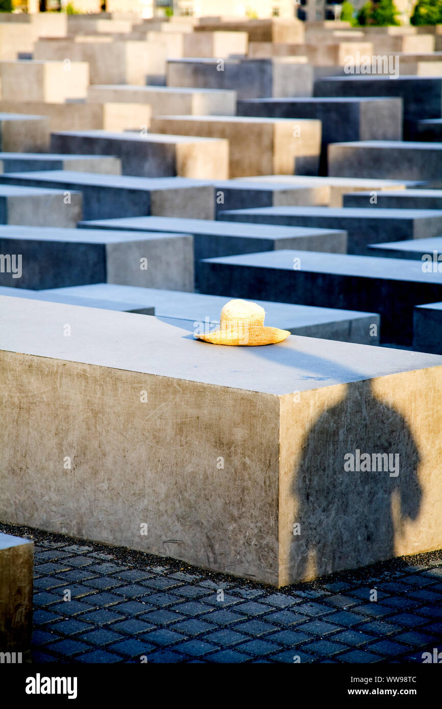 The Holocaust Memorial (Holocaust Mahnmal) consists of 2,711 grey concrete stelae of varying height. It commemorates the murder of European Jews. Berl Stock Photo