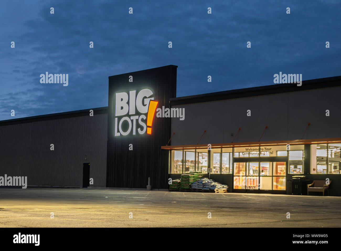 Overstock clothing store hires stock photography and images Alamy