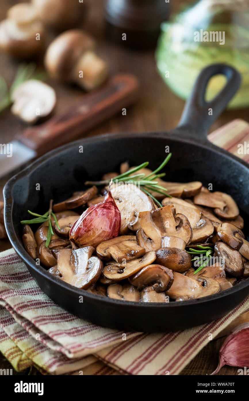 https://c8.alamy.com/comp/WWA70T/cooked-chestnut-mushrooms-or-brown-mushrooms-in-a-cast-iron-skillet-with-rosemary-and-a-clove-of-purple-garlic-WWA70T.jpg