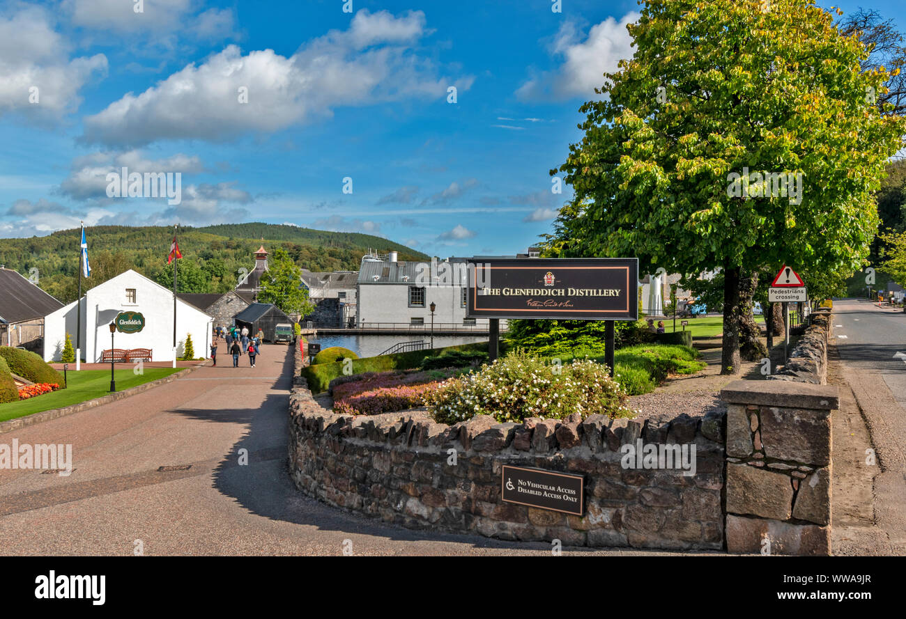 GLENFIDDICH WHISKY DISTILLERY DUFFTOWN MORAY SCOTLAND ENTRANCE TO THE DISTILLERY AND TOURISTS Stock Photo