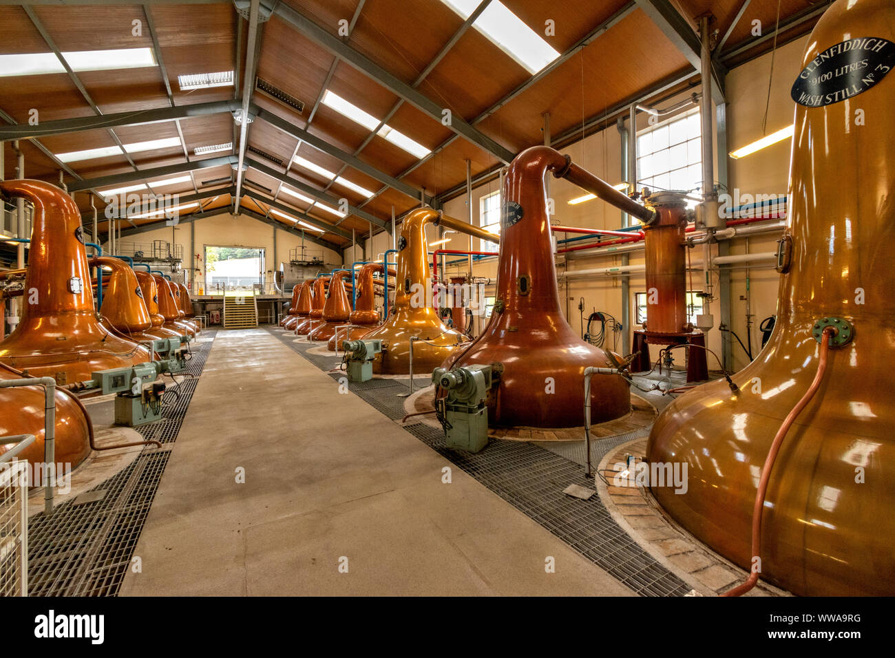 GLENFIDDICH WHISKY DISTILLERY DUFFTOWN MORAY SCOTLAND ROWS OF COPPER POT STILLS  AND SIGN SHOWING THE CAPACITY OF WASH STILL NO. 3 Stock Photo