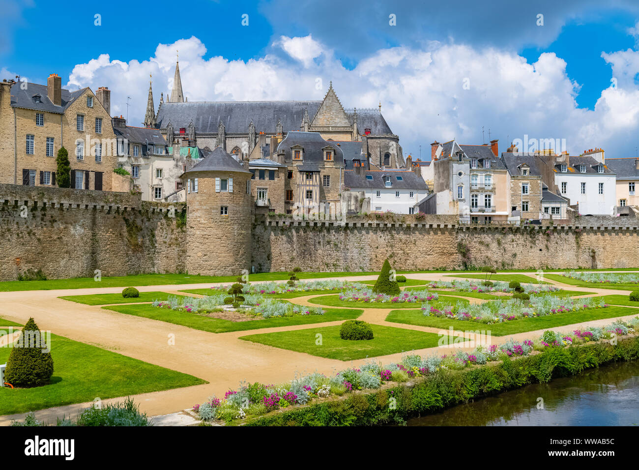 vannes-france-medieval-city-in-brittany-view-of-the-ramparts-garden
