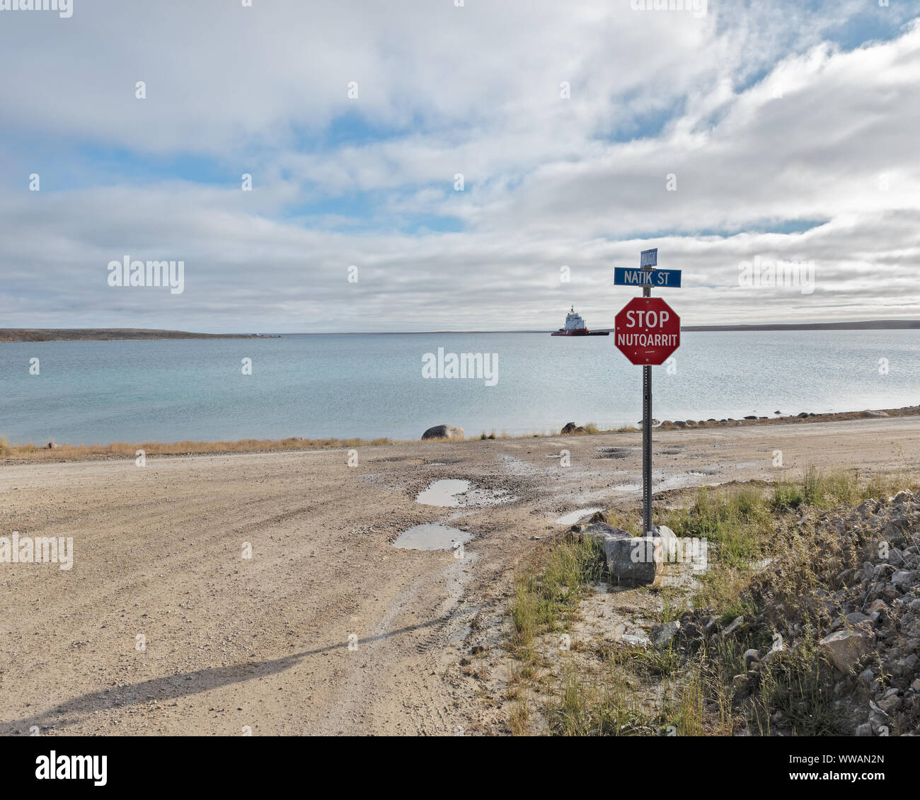 Cambridge bay nunavut ship hires stock photography and images Alamy