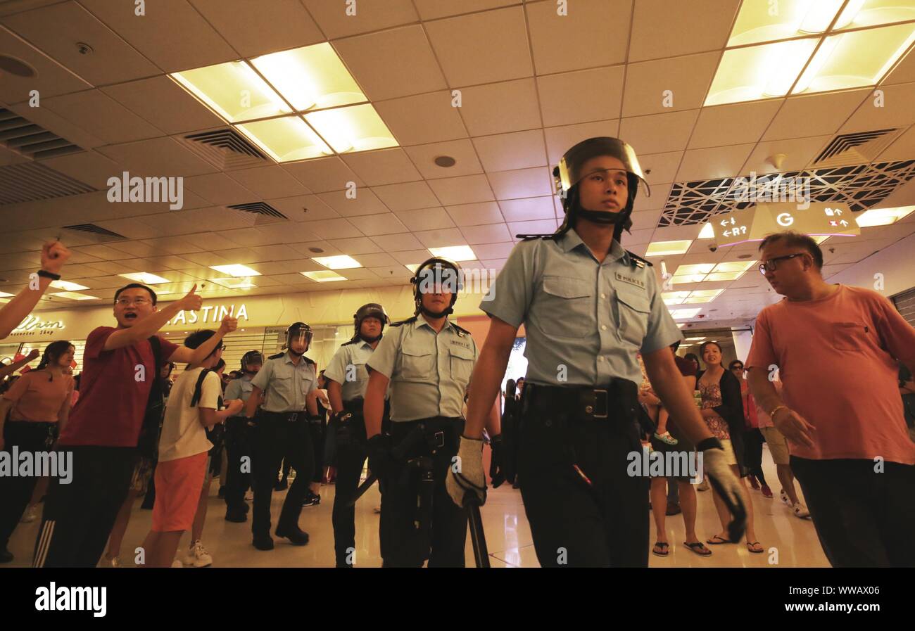 Hong Kong, China. 14th Sep, 2019. Residents salute the police at the Amoy Plaza in Hong Kong, south China, Sept. 14, 2019. TO GO WITH 'Hong Kong residents voice support for police, national unity' Credit: Lu Ye/Xinhua/Alamy Live News Stock Photo