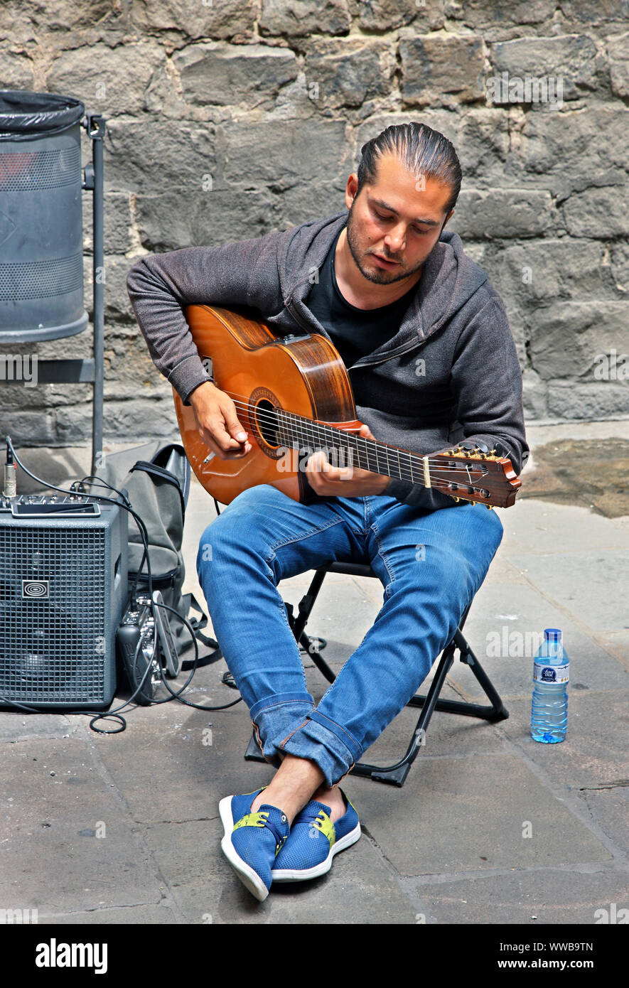 Street musician in the Gothic Quarter (Barri Gotic), Barcelona, Catalonia, Spain. Stock Photo