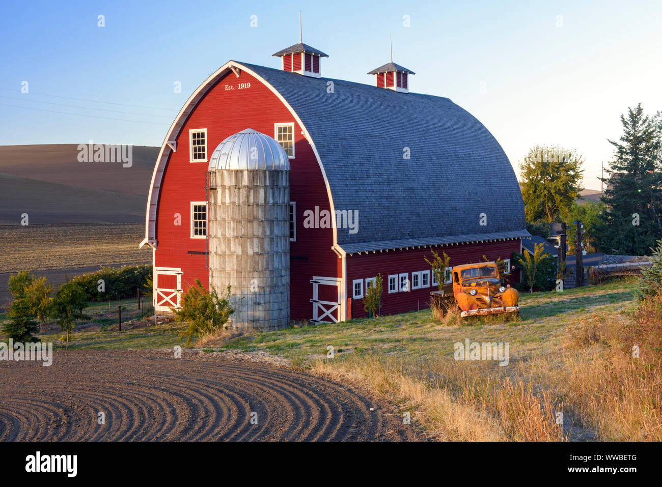 Red barn and derelict truck, Hwy 272 between Colfax and Palouse, Washington, USA Stock Photo