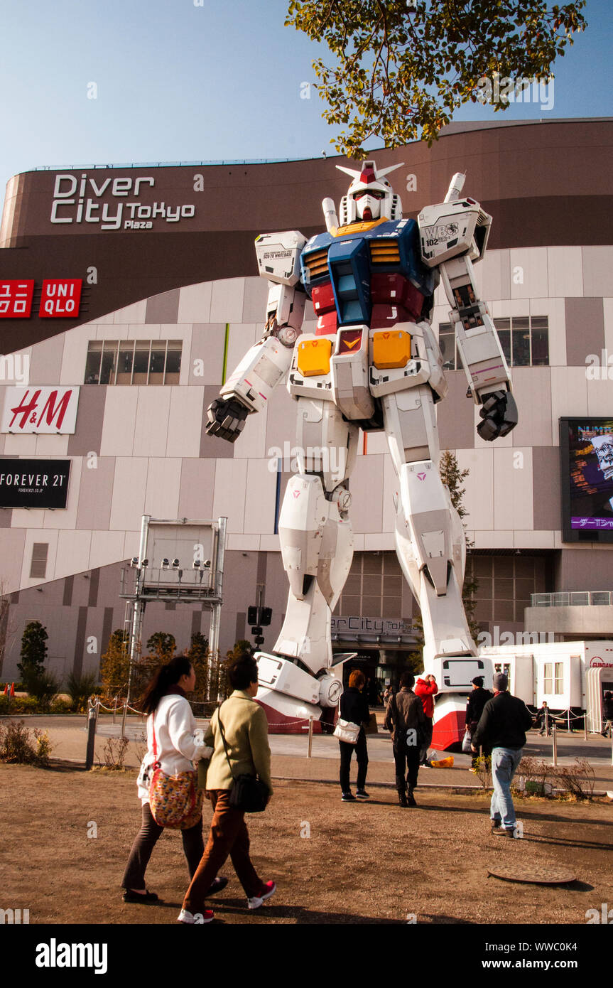 Huge robot outside Diver City Tokyo Plaza in Odabia, Japan, an artificial island in Tokyo Bay redeveloped into a futuristic commercial hub Photo - Alamy