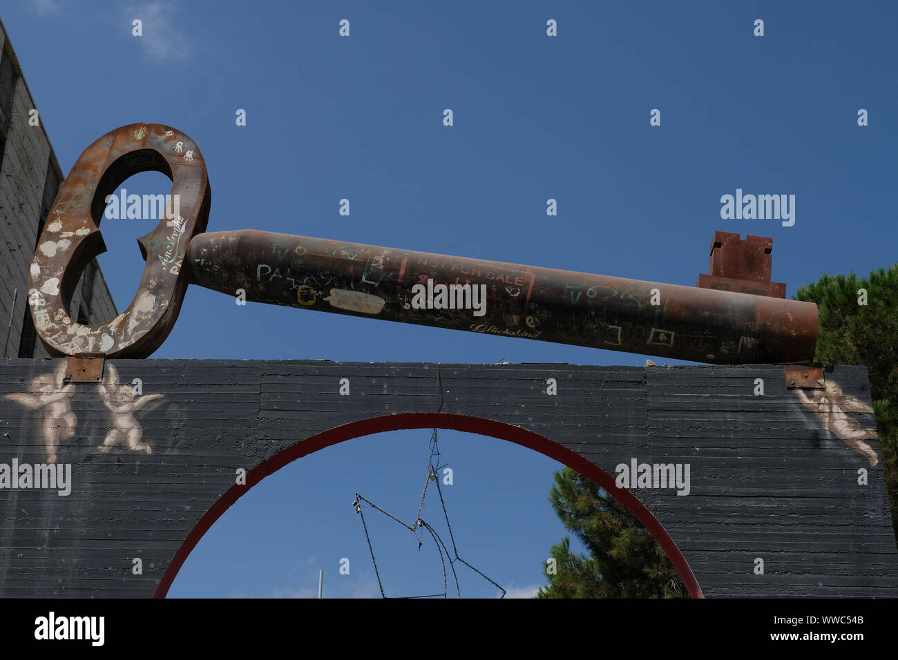 A huge, iron "key of return" rests over the entrance gate to Aida