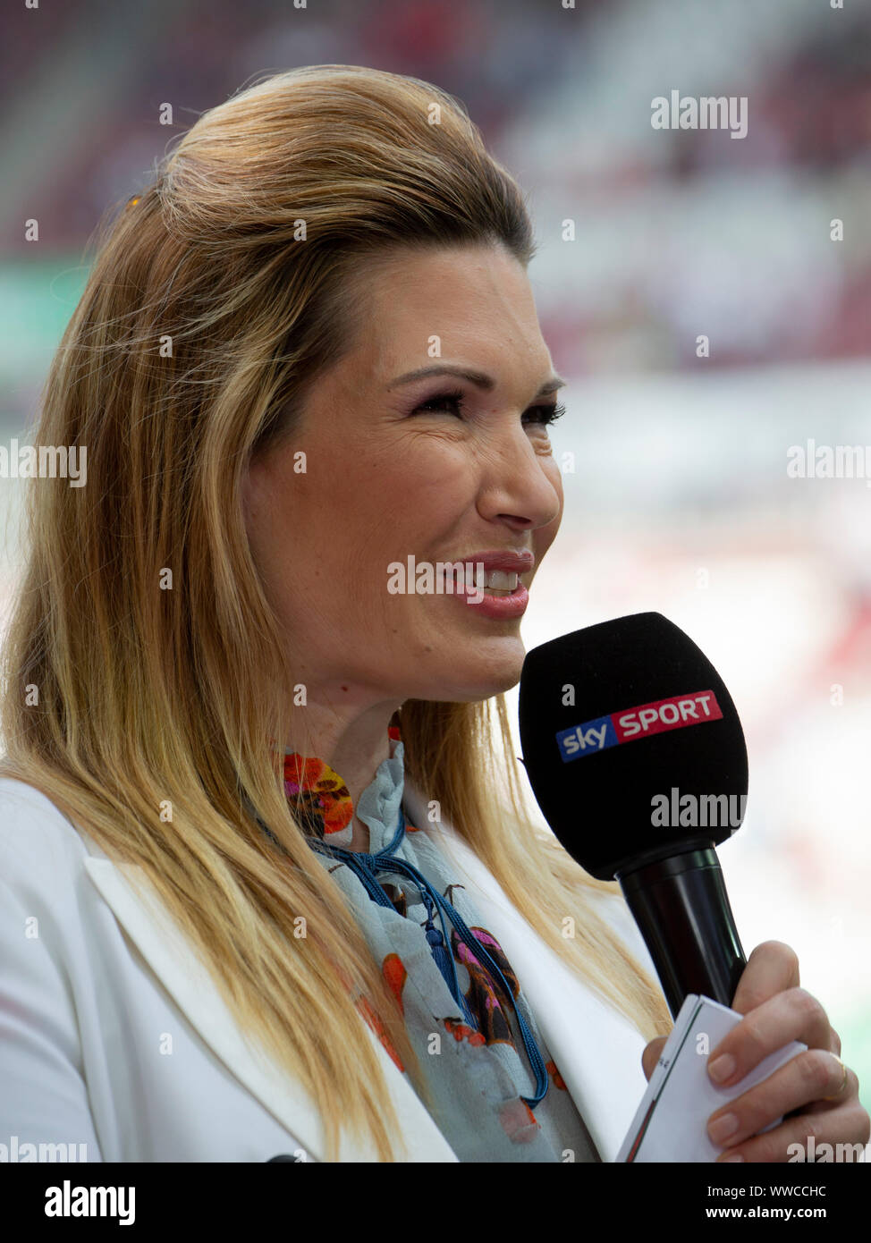 Jessica KASTROP, Sky Sport presenter. Soccer, FC Augsburg (A) - Eintracht Frankfurt (F) 2: 1, Bundesliga, 4.matchday, season 2019/2020, on 14/09/2019 in Augsburg/WWKARENA/Germany. Editorial Note: DFL regulations prohibit any use of photographs as image sequences and/or quasi-video. ¬ | usage worldwide Stock Photo