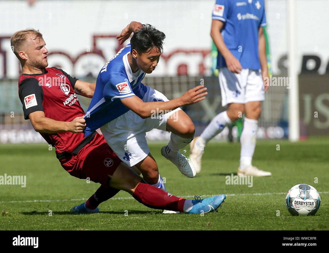 Darmstadt, Germany. 15th Sep, 2019. Soccer: 2nd Bundesliga, Darmstadt 98 - 1st FC Nuremberg, 6th matchday. The Darmstadt Seung-ho Paik (R) in a duel with Johannes Geis (L) from Nuremberg. Credit: Hasan Bratic/dpa - IMPORTANT NOTE: In accordance with the requirements of the DFL Deutsche Fußball Liga or the DFB Deutscher Fußball-Bund, it is prohibited to use or have used photographs taken in the stadium and/or the match in the form of sequence images and/or video-like photo sequences./dpa/Alamy Live News Stock Photo