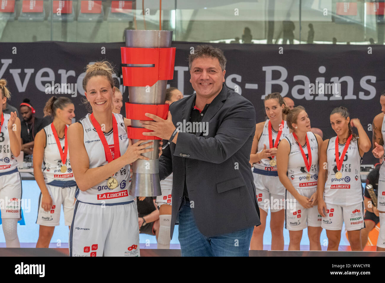 Yverdon Les Bains, Switzerland. 14th Sep, 2019. Women's Basketball SuperCup Final Cup handed over by Swiss Baket President Mr Giancarlo Sergi (R) to BCF ELFIC Top Score Fribourg Alexia Roi at the Super Cup 2019 at the Yverdon-les-Bains Sports Center (Switzerland) (Photo by Eric Dubost/Pacific Press) Credit: Pacific Press Agency/Alamy Live News Stock Photo