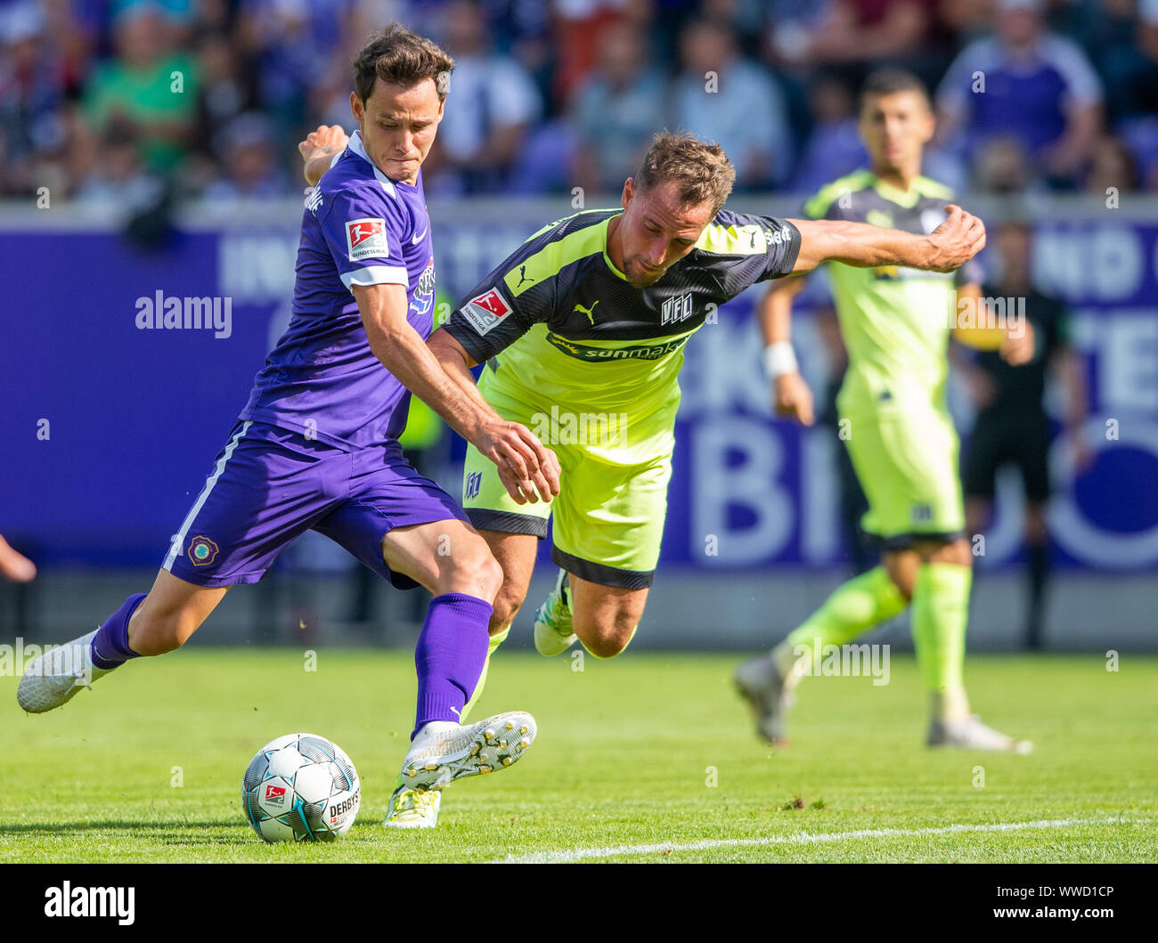 Aue, Germany. 15th Sep, 2019. Soccer: 2nd Bundesliga, Erzgebirge Aue - VfL Osnabrück, 6th matchday, in the Sparkassen-Erzgebirgsstadion. Aues Clemens Fandrich (l) against Osnabrück's Ulrich Taffertshofer. Credit: Robert Michael/dpa-Zentralbild/dpa - IMPORTANT NOTE: In accordance with the requirements of the DFL Deutsche Fußball Liga or the DFB Deutscher Fußball-Bund, it is prohibited to use or have used photographs taken in the stadium and/or the match in the form of sequence images and/or video-like photo sequences./dpa/Alamy Live News Stock Photo