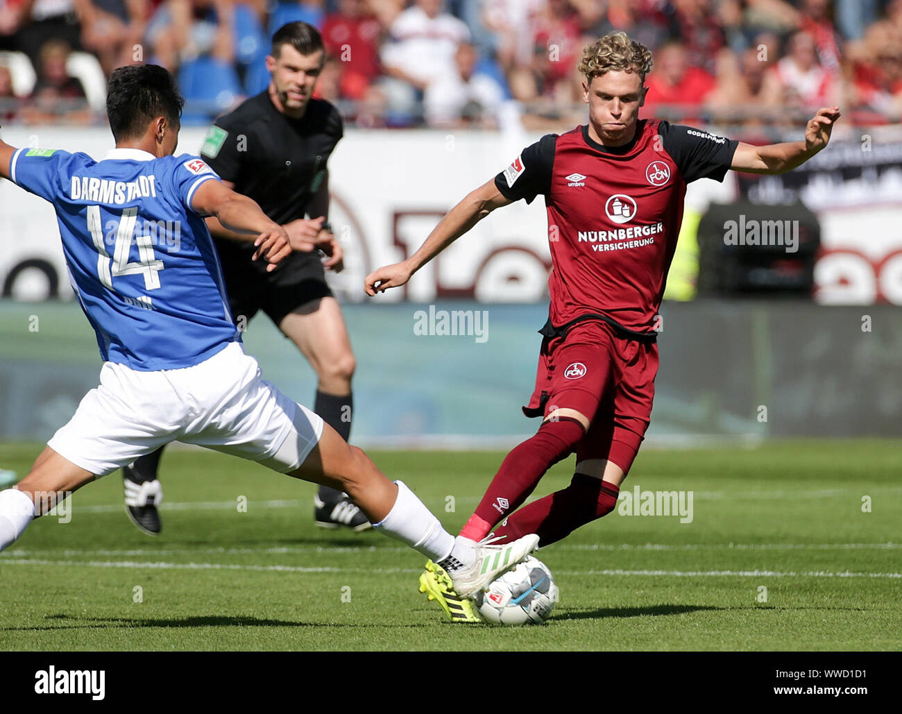 Darmstadt, Germany. 15th Sep, 2019. Soccer: 2nd Bundesliga, Darmstadt 98 - 1st FC Nuremberg, 6th matchday. The Darmstadt Seung-ho Paik (L) in a duel with Robin Hack (R) from Nuremberg. Credit: Hasan Bratic/dpa - IMPORTANT NOTE: In accordance with the requirements of the DFL Deutsche Fußball Liga or the DFB Deutscher Fußball-Bund, it is prohibited to use or have used photographs taken in the stadium and/or the match in the form of sequence images and/or video-like photo sequences./dpa/Alamy Live News Stock Photo