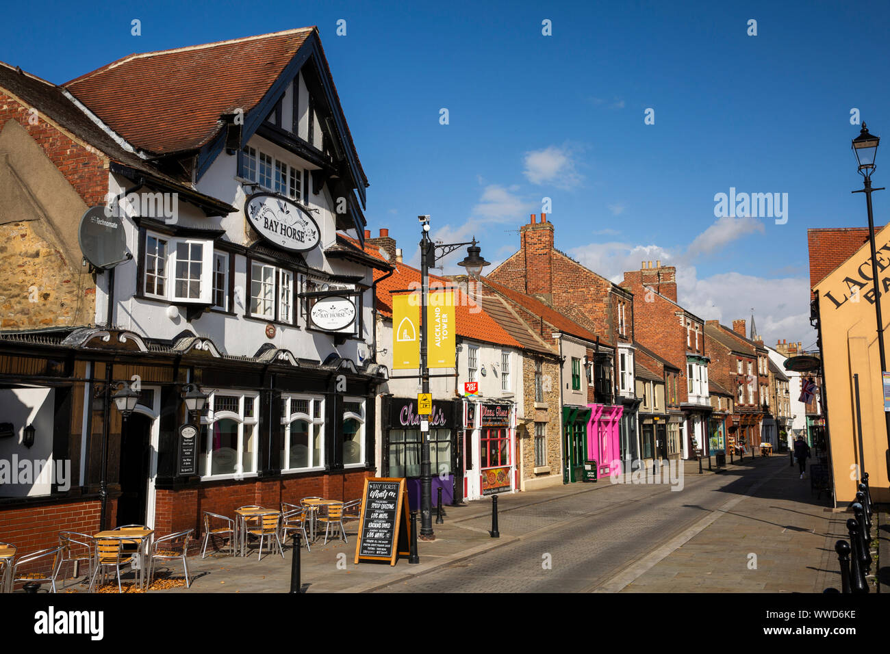 UK, County Durham, Bishop Auckland, Fore Bondgate, 1530 Bay Horse pub and shops in historic street Stock Photo