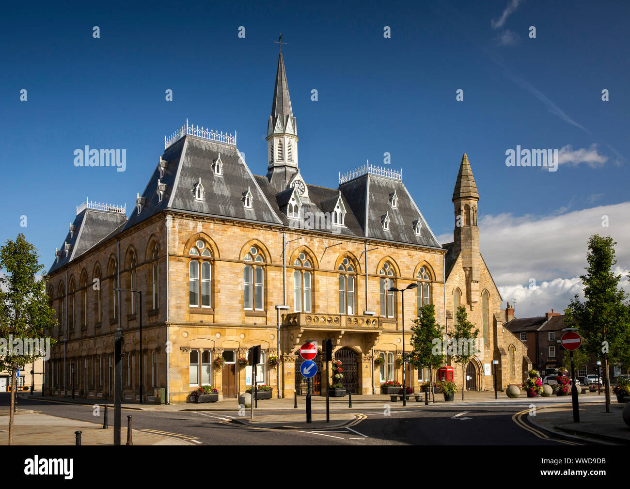 UK, County Durham, Bishop Auckland, Town Hall from North Bondgate Stock Photo