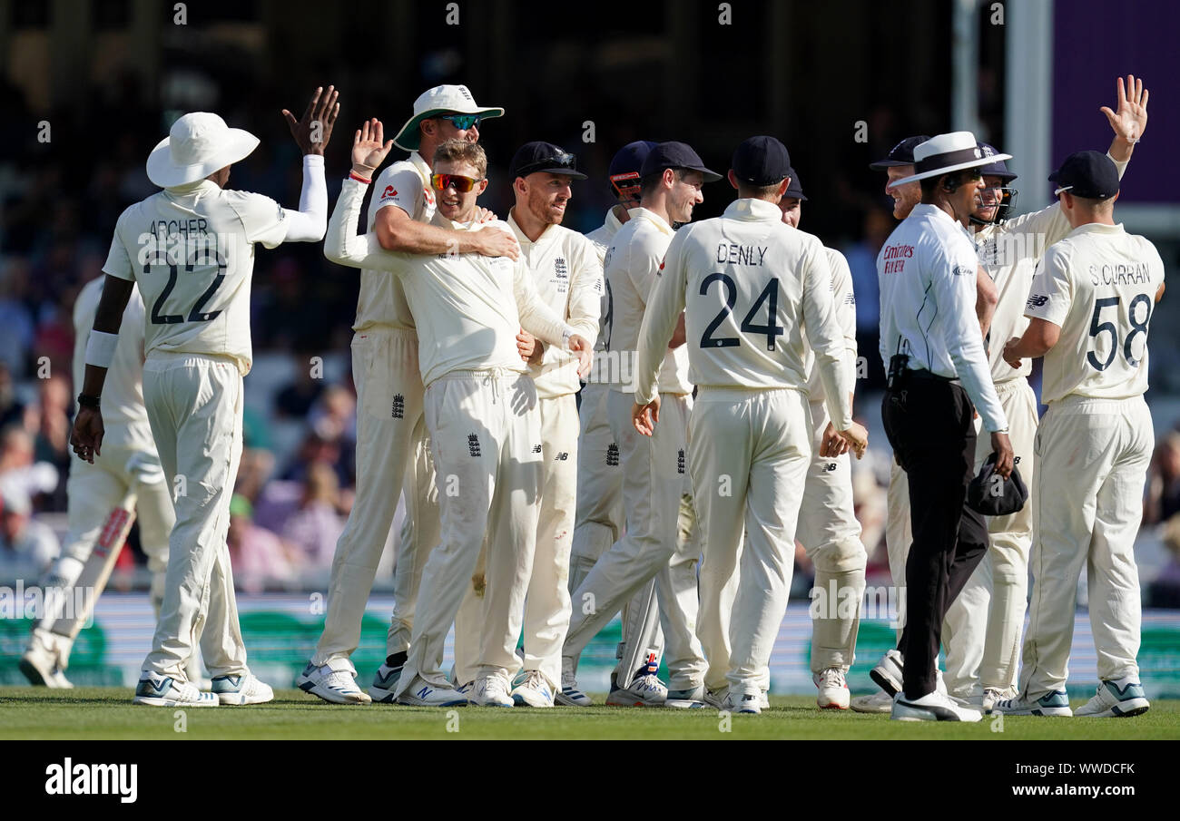 England's Joe Root (third left) celebrates taking the wicket of Australia's Mitchell Marsh during day four of the fifth test match at The Kia Oval, London. Stock Photo