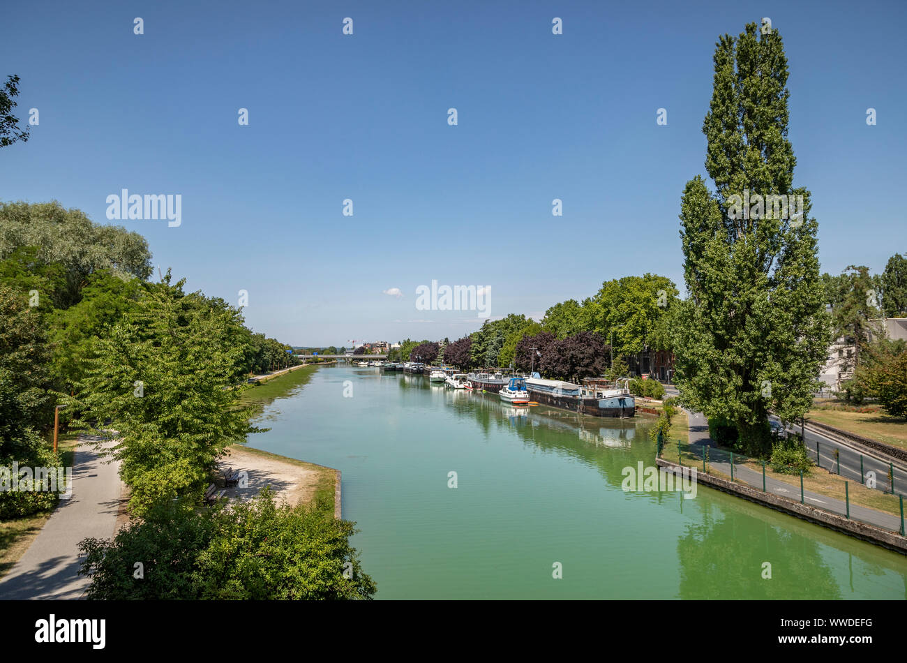 Looking along the Canal de L'Aisne a la Marne, Reimes, France. Stock Photo