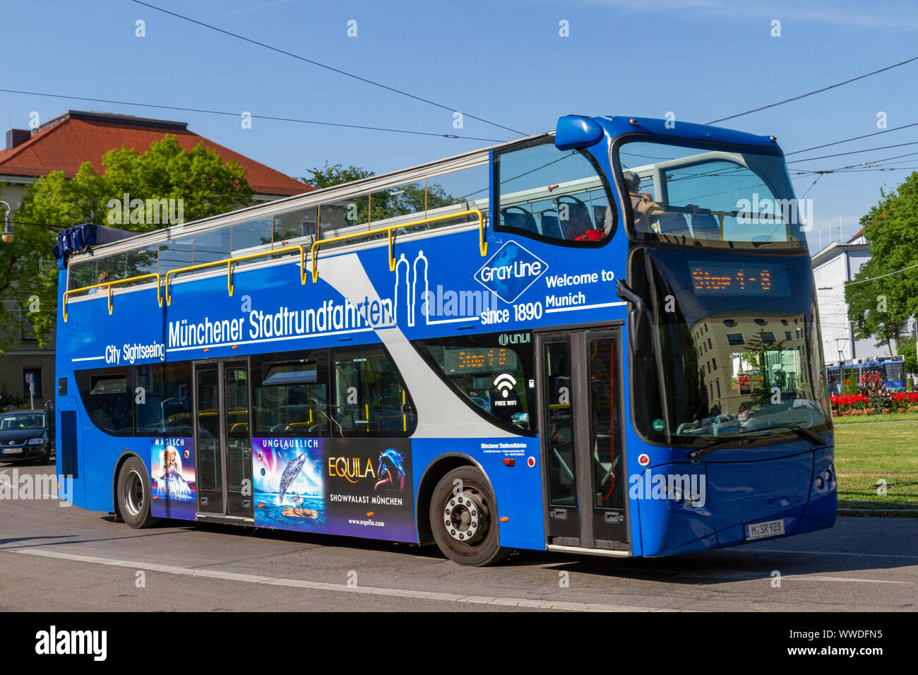 A Gray Line tourist open topped bus (Münchener Stadtrundfahrten) in Munich, Bavaria, Germany. Stock Photo