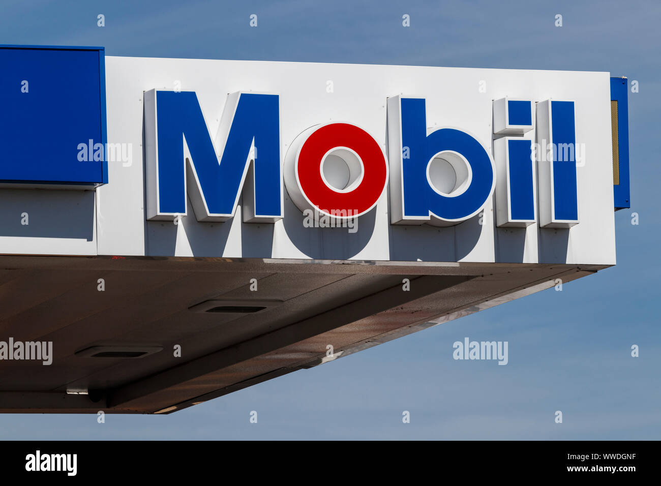 Mobil Gas Station High Resolution Stock Photography and Images - Alamy