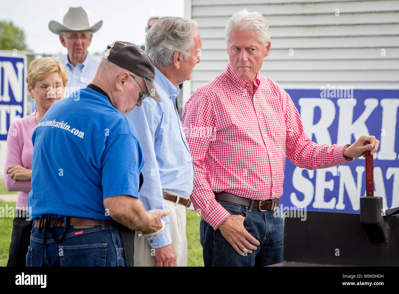 Tidligere president Bill Clinton sammen med verten, senator Tom Harken.  Senator Tom Harkin's årlige grillfest Stock Photo - Alamy
