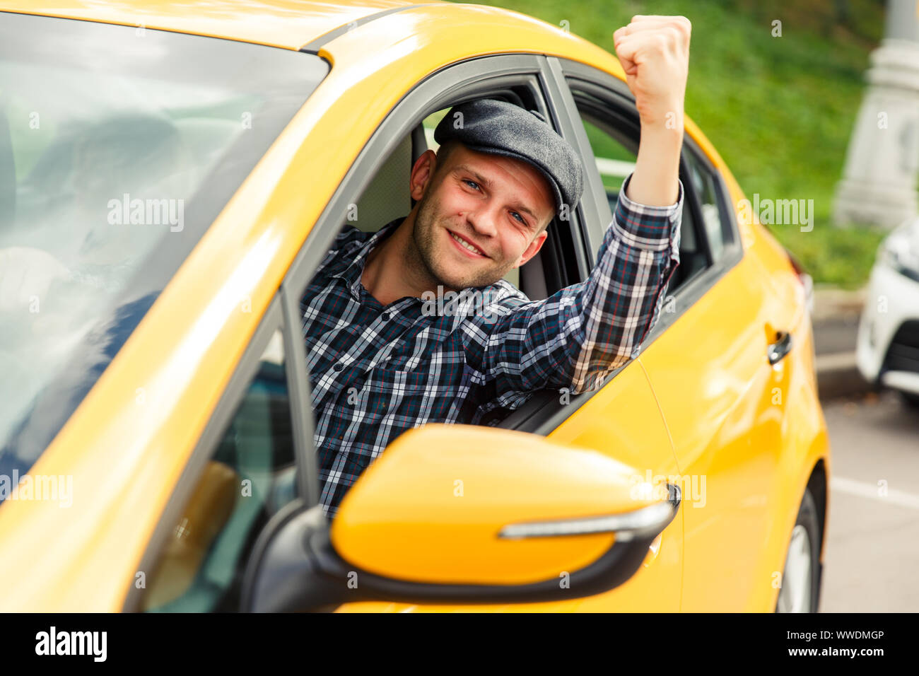 Водитель такси стаж. Радостный таксист. Счастливый водитель такси. Улыбающийся водитель такси. Таксист улыбается.