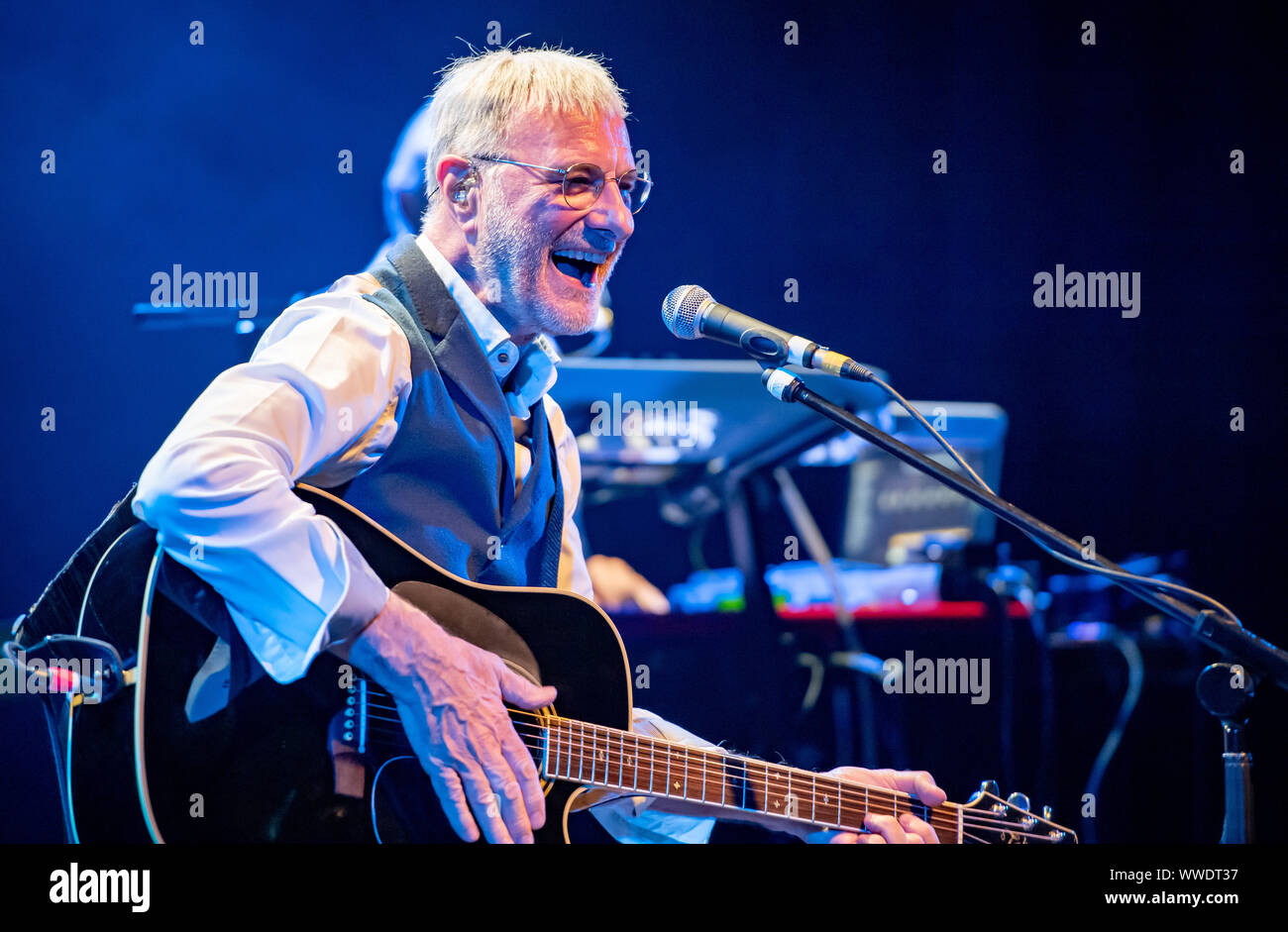 Steve Harley At Darwen Theatre Stock Photo Alamy steve-harley-at-darwen-theatre-stock-photo-alamy