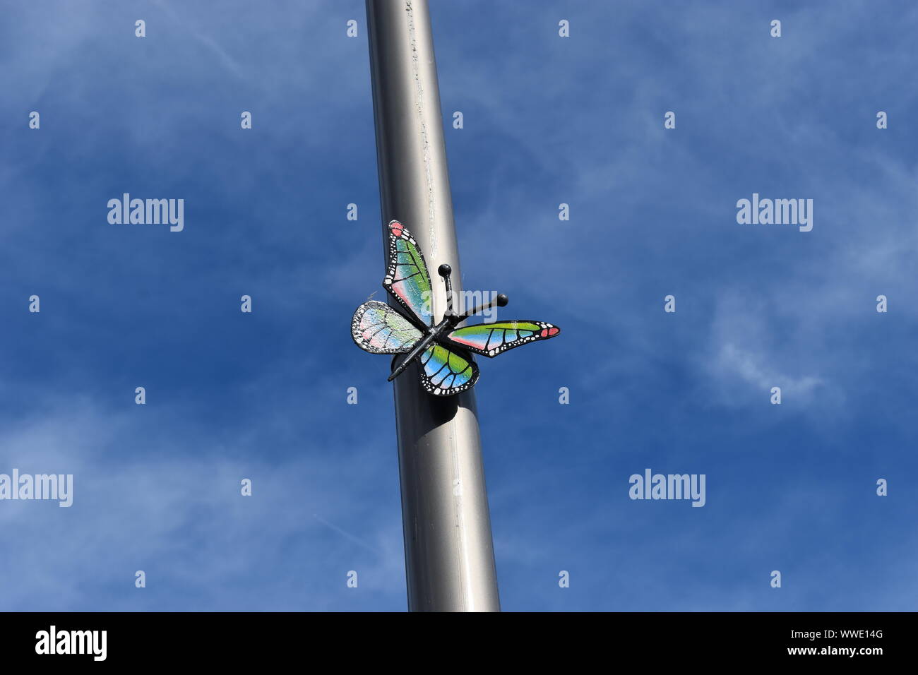 Bug on a lamppost - butterfly by Paul Gulati. Part of the ROCLA Art Trail in Redhouse Park in Milton Keynes. Stock Photo