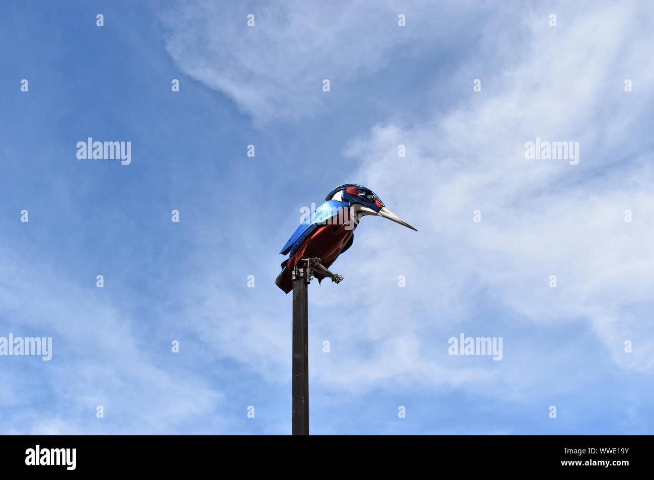 Kingfisher by Ptolemy Elrington, made from scrap metal. Part of the ROCLA Art Trail in Redhouse Park in Milton Keynes. Stock Photo