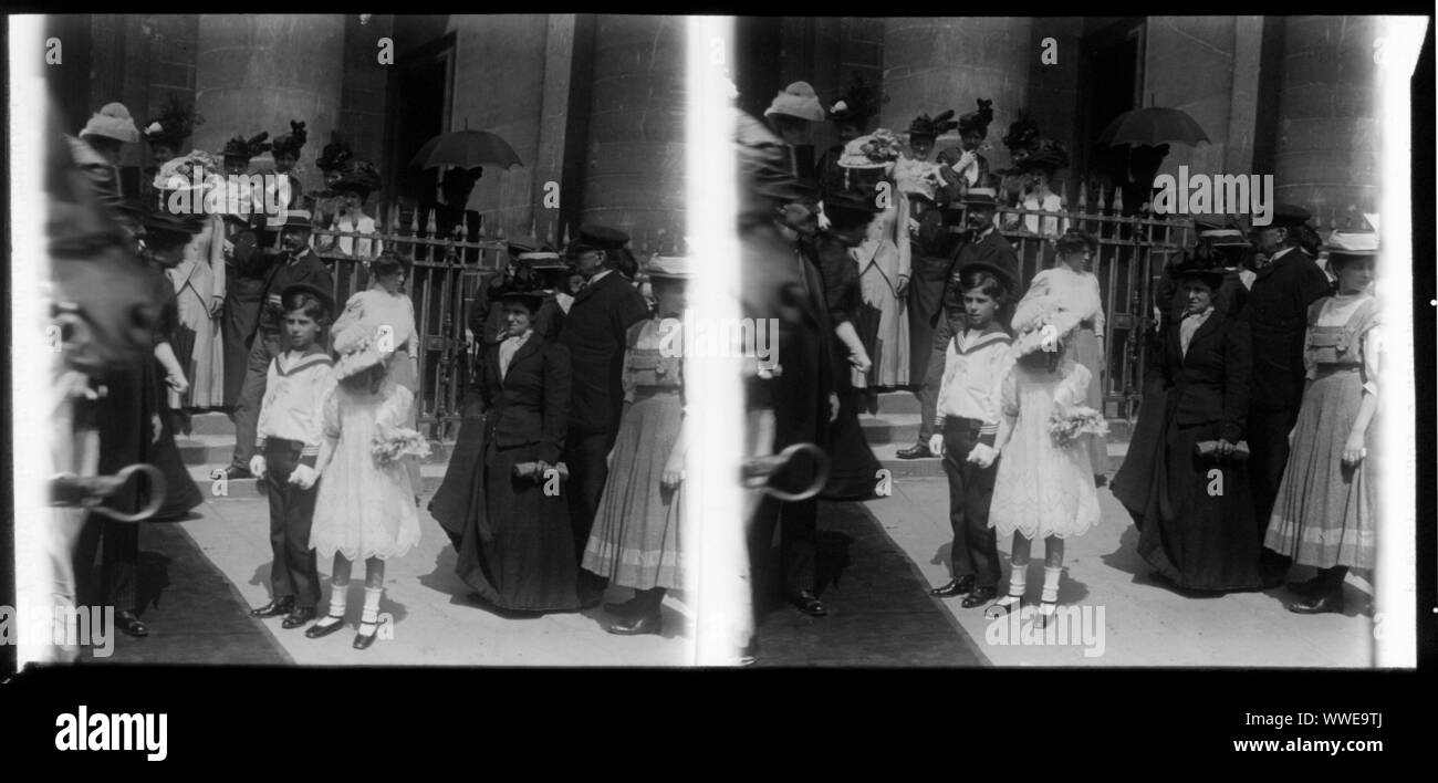 AJAXNETPHOTO. 1890-1910 (APPROX). PARIS, FRANCE. - WEDDING PARTY - 1 OF 7 STEREO ORIGINAL POSITIVE GLASS PLATE PAIRS BY PHOTOGRAPHER VAILLIANT TOZY OF 29 RUE DE SURENE, PARIS. A RECORD FOR THE PHOTOGRAPHER AND THIS SUBJECT IS CONTAINED IN THE OWHSRL PHOTOGRAPHERS OF THE WORLD (NON USA) PUBL. 1994, UPDATED 2003.KEYWORD SEARCH; TOZY.   PHOTOGRAPHER:TOZY © DIGITAL IMAGE COPYRIGHT AJAX VINTAGE PICTURE LIBRARY SOURCE: AJAX VINTAGE PICTURE LIBRARY COLLECTION REF:STEREO 1900 01 Stock Photo