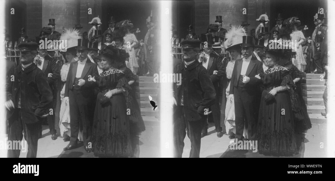 AJAXNETPHOTO. 1890-1910 (APPROX). PARIS, FRANCE. - WEDDING PARTY - 1 OF 7 STEREO ORIGINAL POSITIVE GLASS PLATE PAIRS BY PHOTOGRAPHER VAILLIANT TOZY OF 29 RUE DE SURENE, PARIS. A RECORD FOR THE PHOTOGRAPHER AND THIS SUBJECT IS CONTAINED IN THE OWHSRL PHOTOGRAPHERS OF THE WORLD (NON USA) PUBL. 1994, UPDATED 2003.KEYWORD SEARCH; TOZY.   PHOTOGRAPHER:TOZY © DIGITAL IMAGE COPYRIGHT AJAX VINTAGE PICTURE LIBRARY SOURCE: AJAX VINTAGE PICTURE LIBRARY COLLECTION REF:STEREO 1900 03 Stock Photo